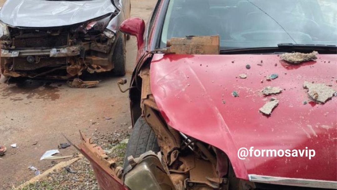 Batida Entre Dois Carros Em Cruzamento De Vias No Bairro Formosinha