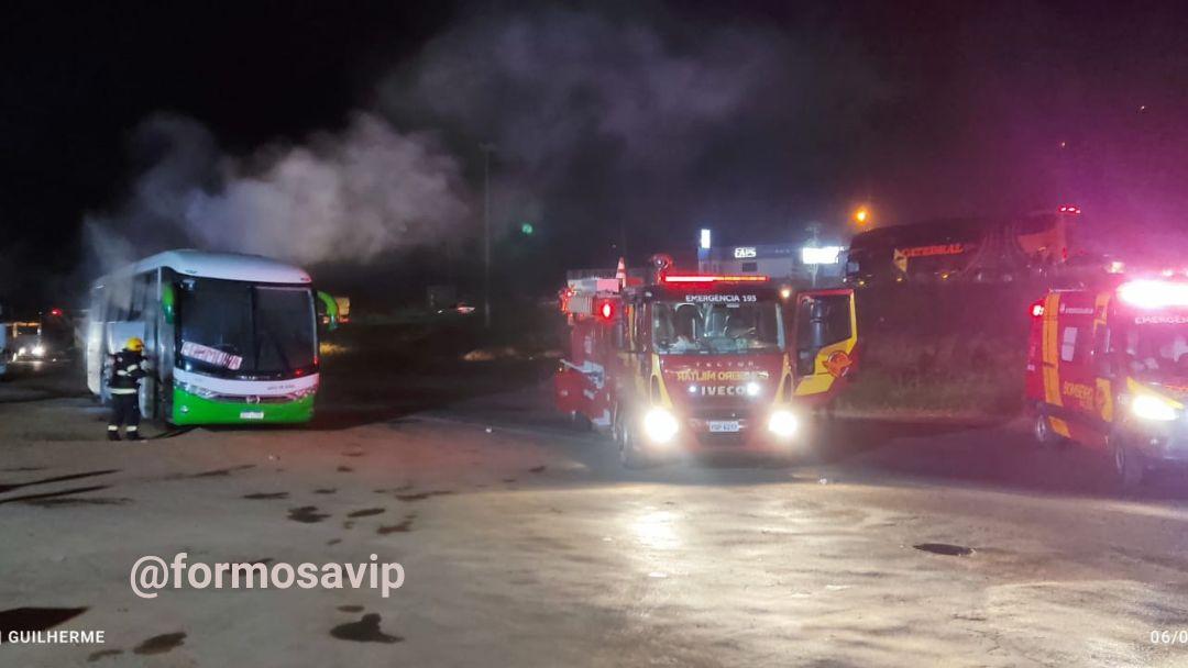 Ônibus pega fogo na BR 020 em Formosa e assusta passageiros formosaVIP