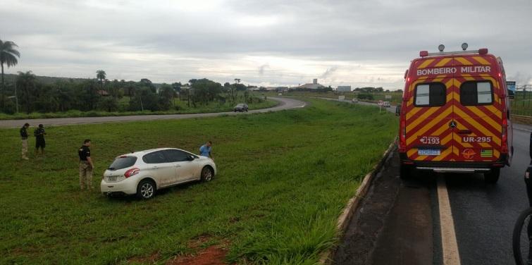 Condutora perde o controle e carro saí da pista na BR 020 em Planaltina Distrito Federal