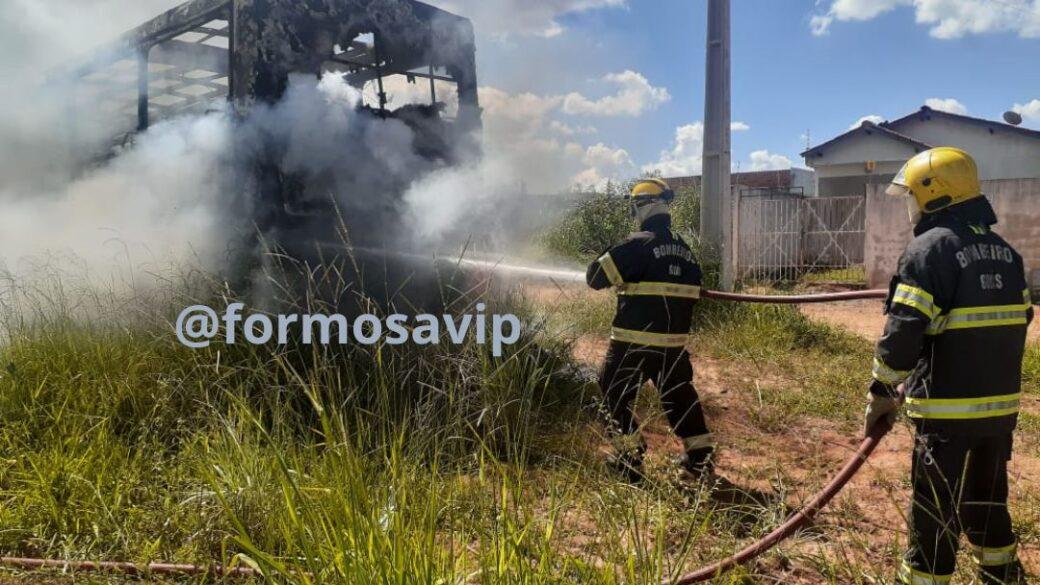 Incêndio atinge três veículos apreendidos no CIOPs de Formosa