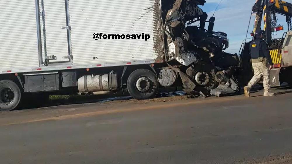 Acidente na BR 020 em Formosa caminhão bate na traseira de caminhão