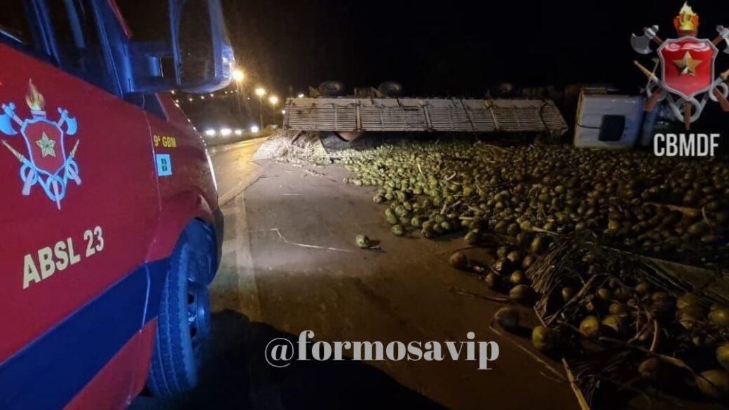 Caminhão carregado de cocos da baía tomba na BR 020 sentido Formosa