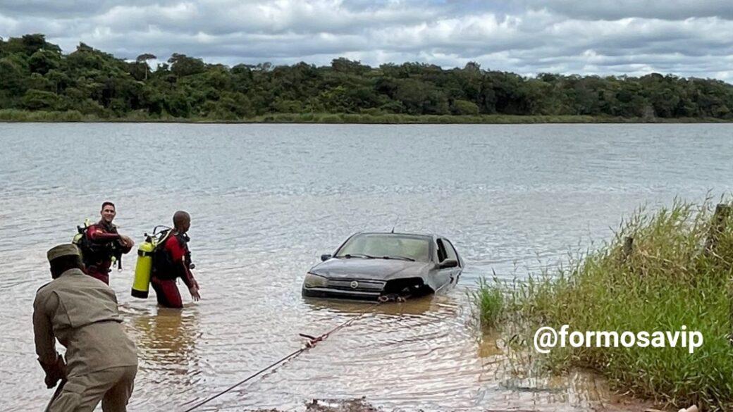 Corpo de Bombeiros retirou carro de dentro da Lagoa Feia