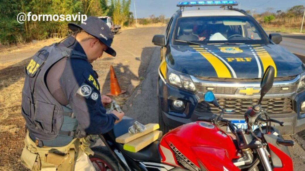 Na BR 020 em Formosa, PRF aborda motociclista com drogas