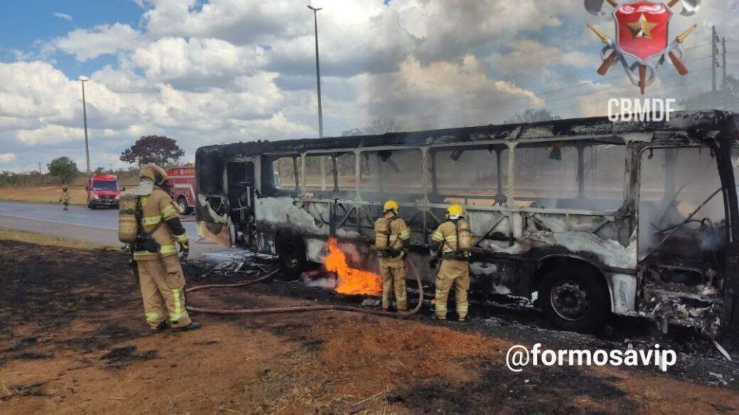 Ônibus com 30 crianças pegou fogo na BR 020, ônibus da Associação Esporte e Vida