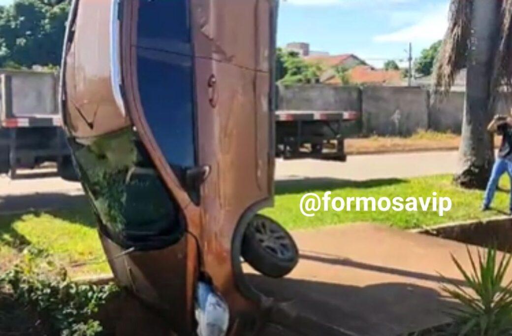Veja vídeo: carro que caiu no córrego Josefa Gomes foi retirado