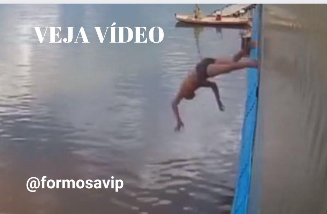 Veja vídeo: Homem mergulha de cabeça em local de pouca água na Lagoa Feia