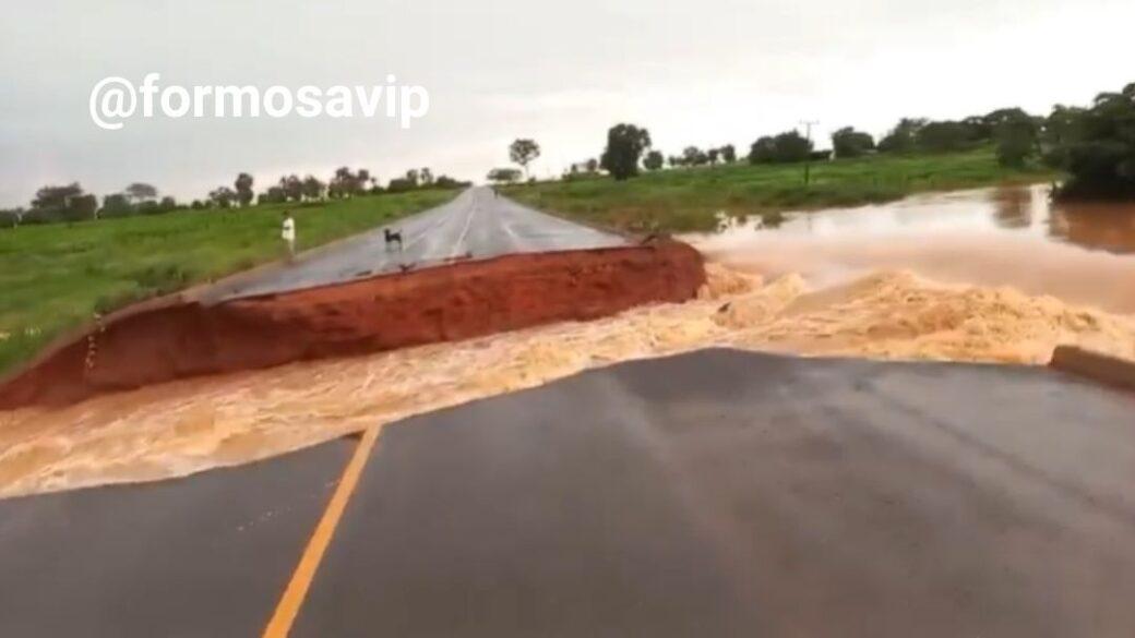 Tragedia: Cinco pessoas da mesma família morreram após chuva destruir rodovia GO-110 em Iaciara