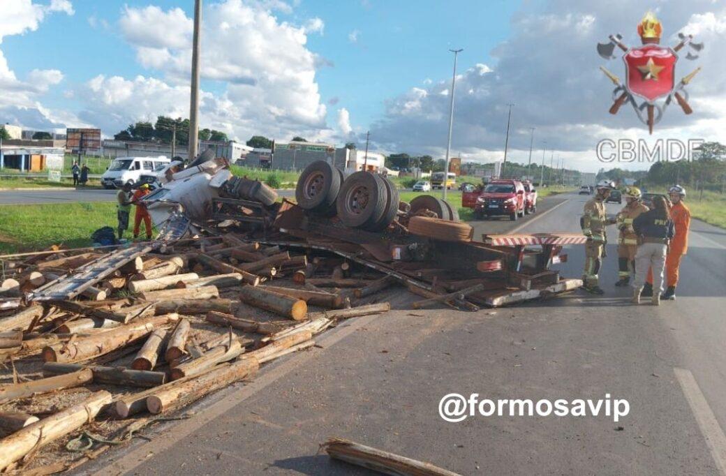 Acidente na Rodovia BR 020: caminhão de madeira tomba e causa lentidão no trânsito